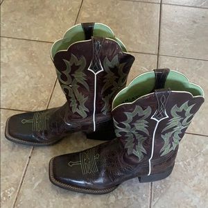 Women’s ariat cowgirl boots. Size 11. Worn twice